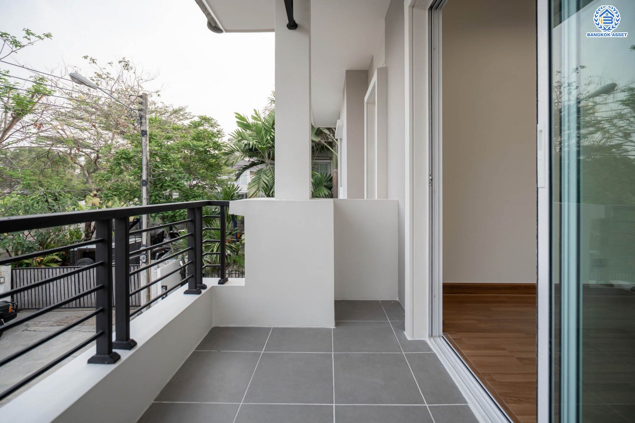 บ้านมือสองตกแต่งใหม่ โครงการ พฤกษาวิลเลจ30 เดอะซีซั่น แจ้งวัฒนะ-ราชพฤกษ์ ทำเลย่านปทุมธานี เนื้อที่ 50.7 ตร.ว. ฟังก์ชัน 3 ห้องนอน 2 ห้องน้ำ 1 ห้องอเนกประสงค์ จอดรถได้ 1 คัน เดินทางสะดวกสบายเข้า-ออกได้หลายเส้นทาง ใกล้เมืองทองธานี และจุดขึ้นทางด่วน "แจ้งวัฒนะ"